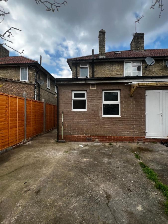 Good Priced Single Rooms In Sherperds Bush Londra Dış mekan fotoğraf
