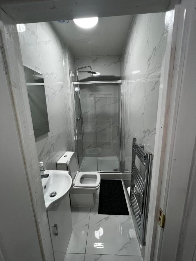 Good Priced Single Rooms In Sherperds Bush Londra Dış mekan fotoğraf